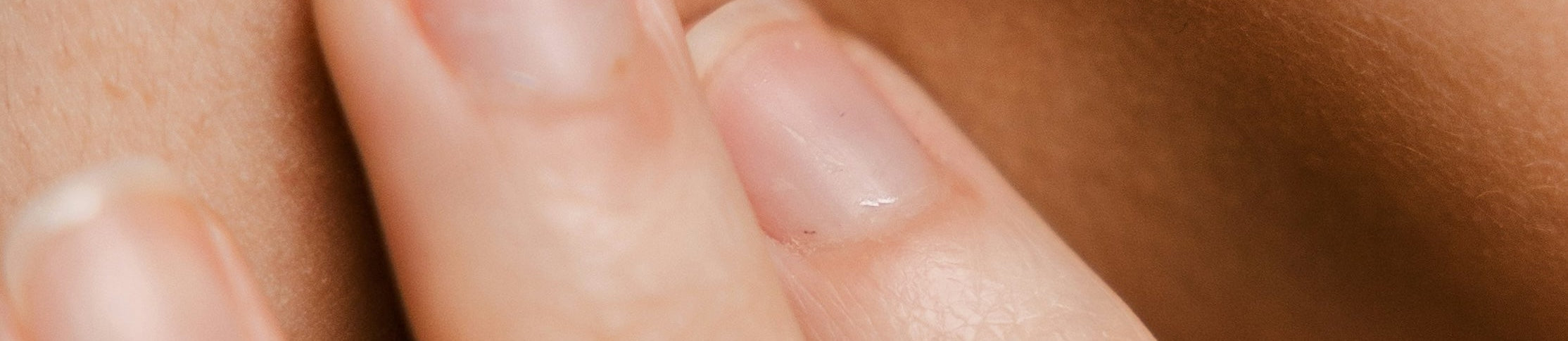 Längsrillen in den Fingernägeln und warum die Schilddrüse dahinter stecken kann.